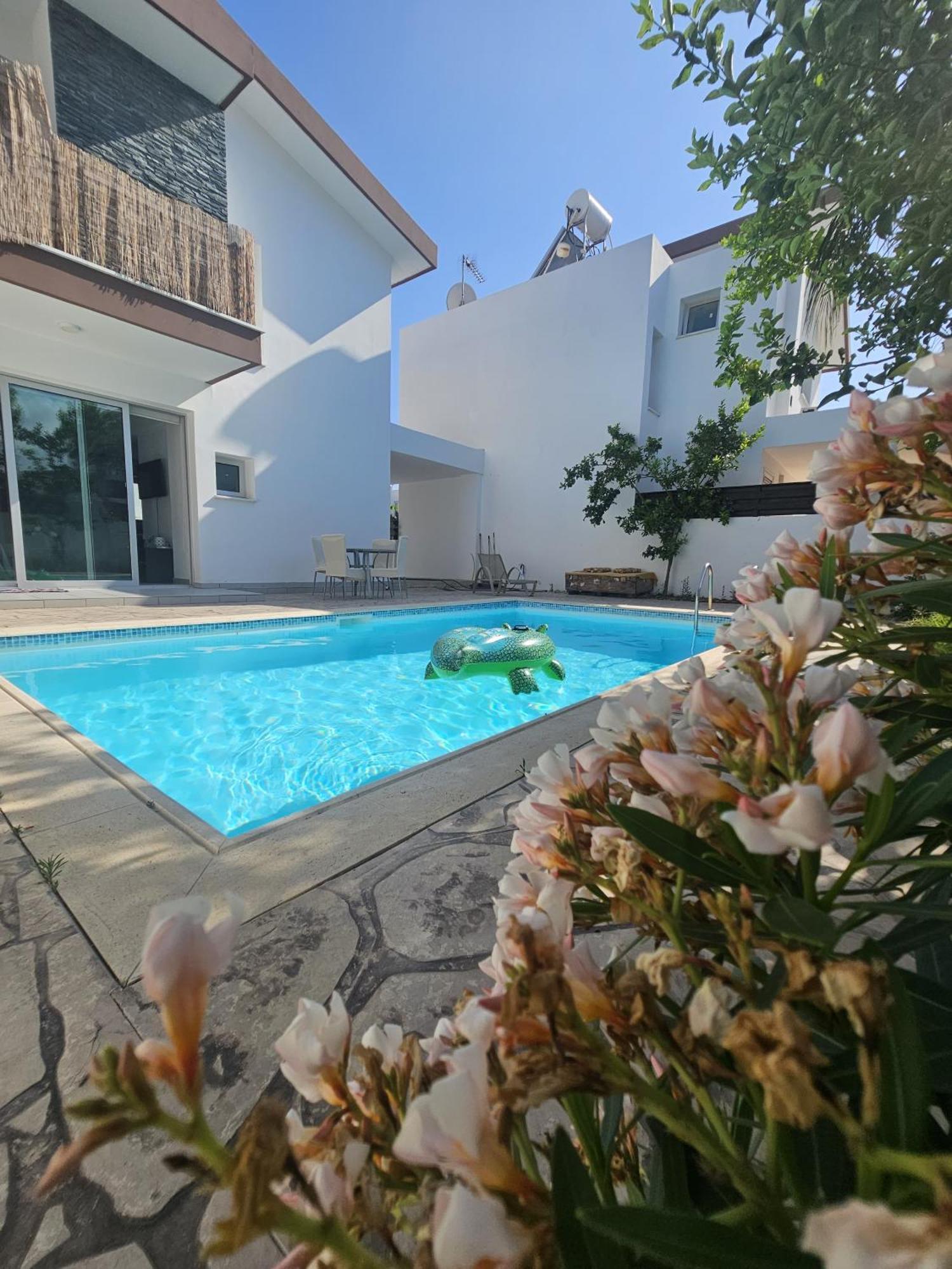 Villa Trendy 34 Larnaca, Píla